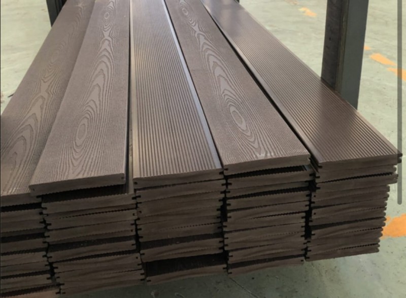 ارضيات خشب بلاستيكي