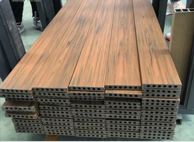 ارضيات خشب بلاستيكي