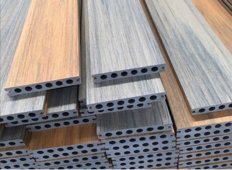 ارضيات خشب بلاستيكي