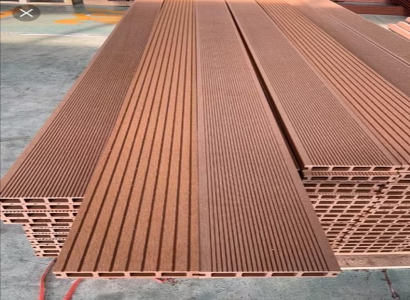 ارضيات خشب بلاستيكي